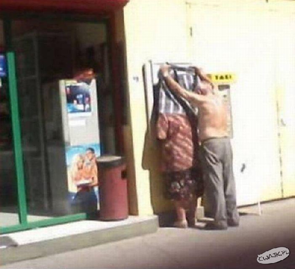 Jak starzy ludzie korzystają z bankomatu