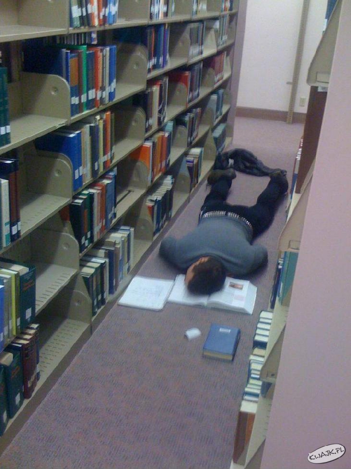 Student w bibliotece
