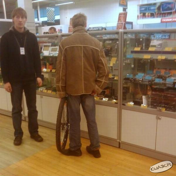 Żeby roweru nie ukradli przed sklepem