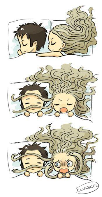 Spanie z dziewczyną o długich włosach