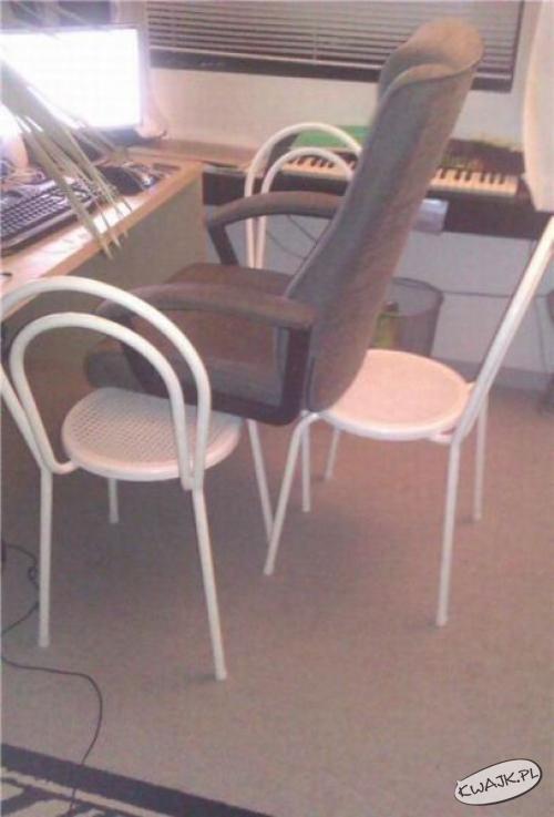 Krzesło z powyłamywanymi nogami